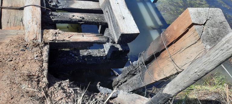 Ponte incendiada – (Foto: Ascom/CIR)