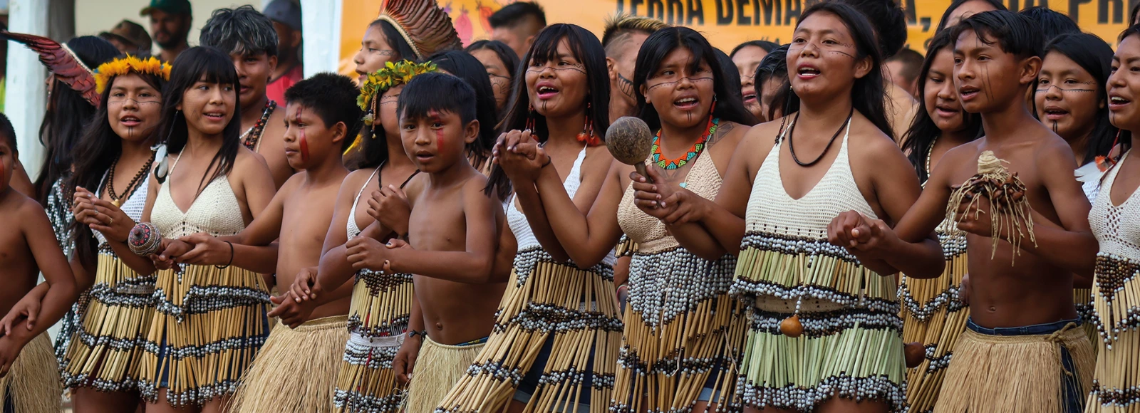 Jovens indígenas fortalecendo a cultura, a identidade e os saberes tradicionais