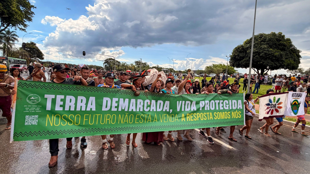 ATL/BRASÍLIA: REGISTROS DA 2ª MARCHA: “DEMARCA LULA, BRASIL SOBERANO É TERRA INDÍGENA DEMARCADA E PROTEGIDA!"