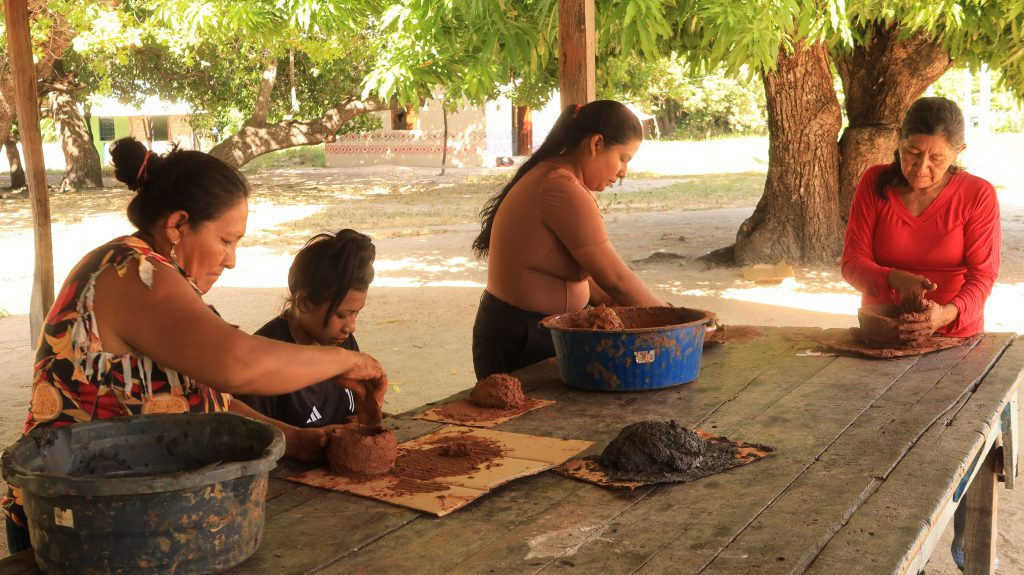 MULHERES INDÍGENAS DA COMUNIDADE CAMARÁ VALORIZAM SABERES ANCESTRAIS COM A PRODUÇÃO DA PANELA DE BARRO E ARTESANATOS