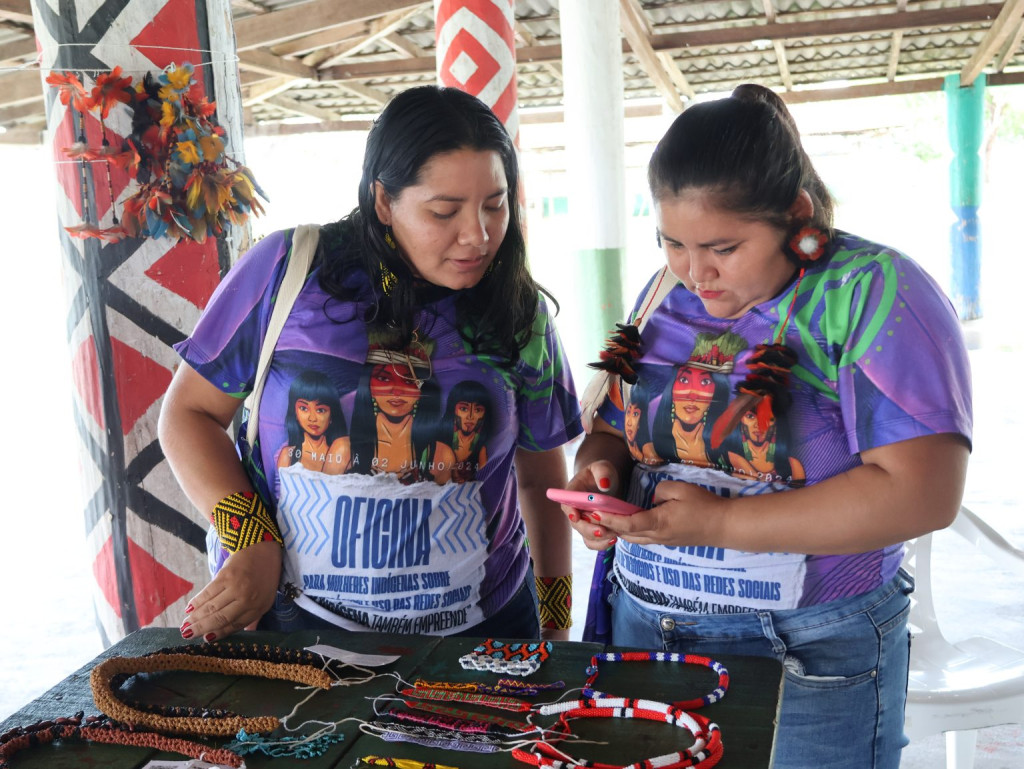 Mulheres indígenas de Roraima trocam experiências e conhecimentos sobre gestão de negócios e uso das redes sociais