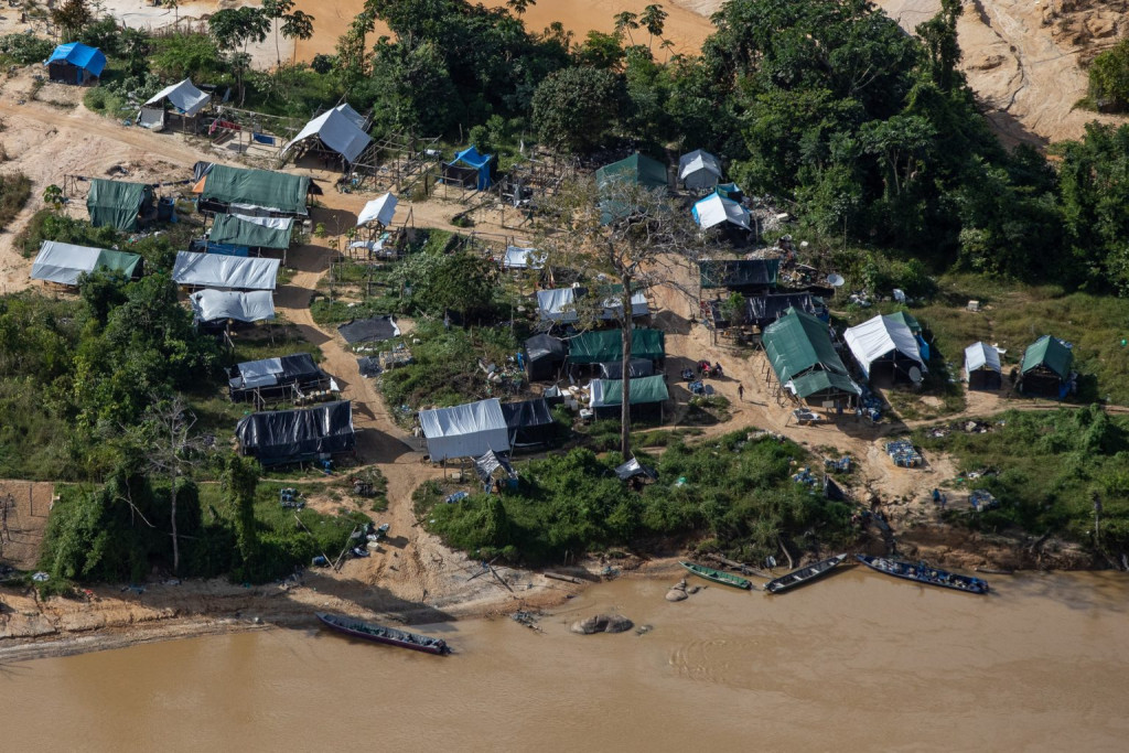 Hutukara lança novo relatório com dados, imagens aéreas e relatos do inferno provocado pela invasão do garimpo ilegal