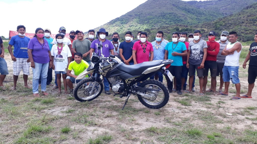 CIR entrega uma motocicleta para lideranças do  GPVTI da região Serras TI Raposa Serra do Sol.