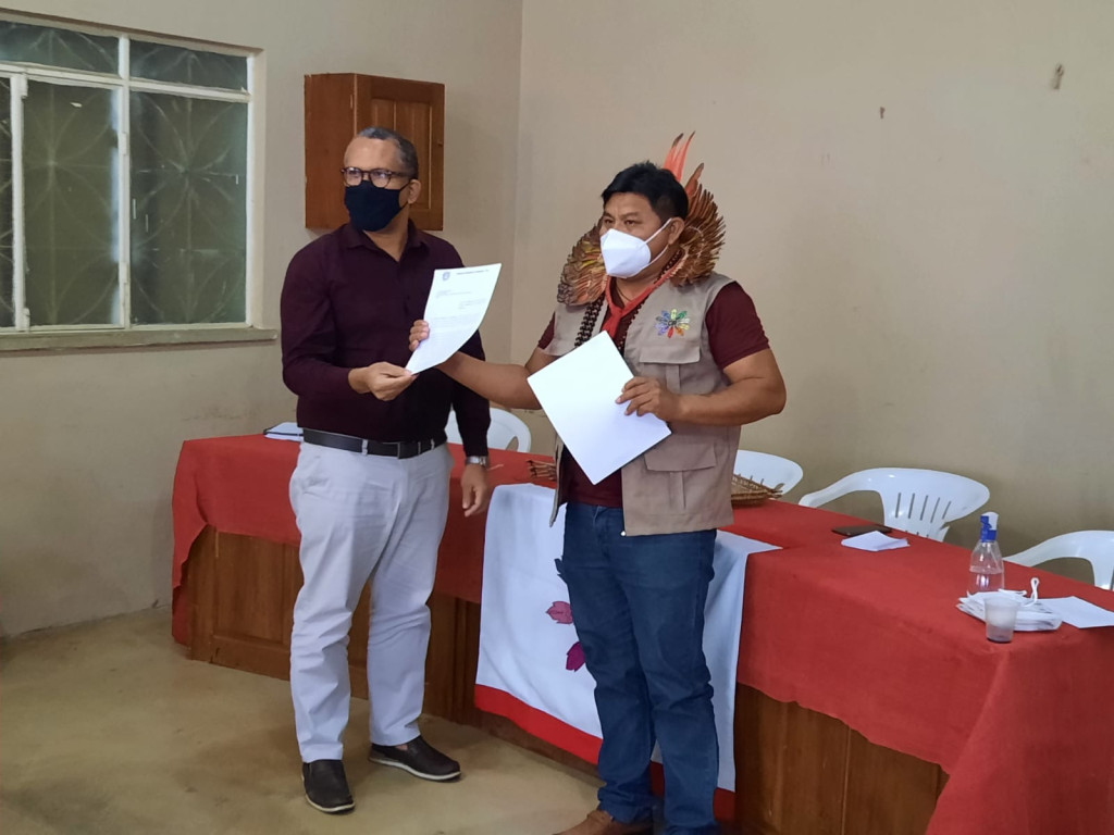 Em reunião com Presidente do Conselho Nacional dos Direitos Humanos, Coordenador do Conselho Indígena de Roraima (CIR) Edinho Batista entrega ‘Memorial da situação do povos Indígenas do Estado de Roraima.’