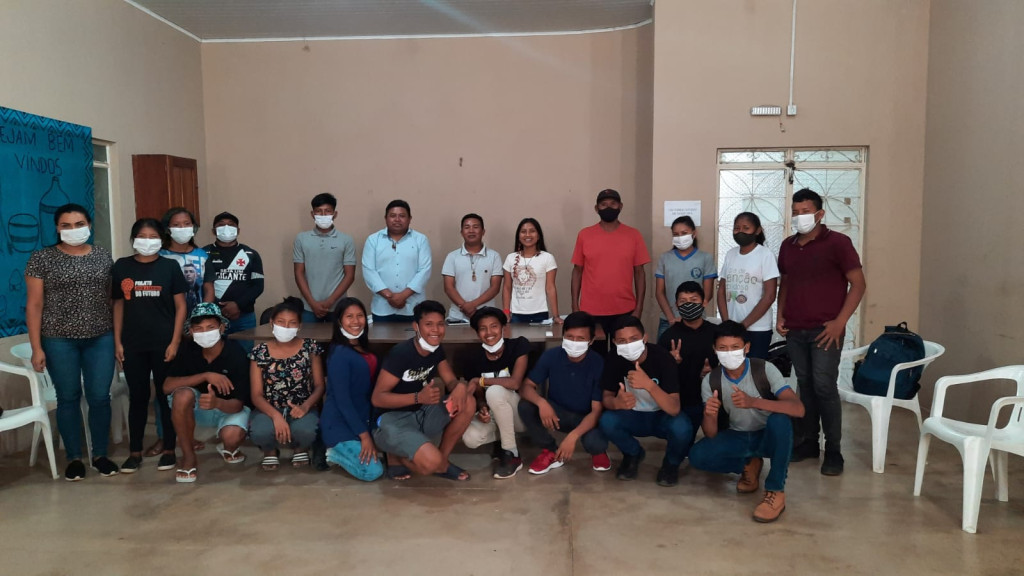 Alunos do 9° ano da Escola Estadual Indígena Professor Ednilson Lima Cavalcante visitam a sede do CIR