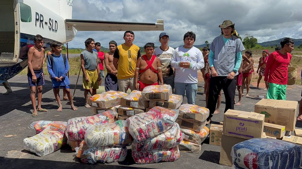 SOS YANOMAMI: CAMPANHA JÁ DISTRIBUIU CINCO TONELADAS DE ALIMENTAÇÃO NAS REGIÕES DE AJANARI, SURUCUCU, XEXENA E AUWARIS
