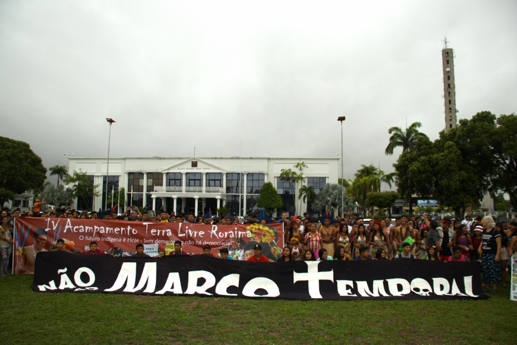 Povos indígenas de Roraima manifestam contra o marco temporal em frente ao palácio do Governo