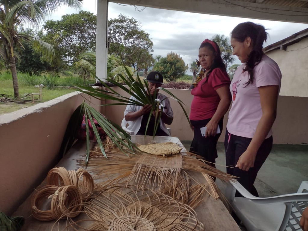 Jovem artesã promove oficina de produção de biojoias e artesanatos na comunidade indígena Tabalascada