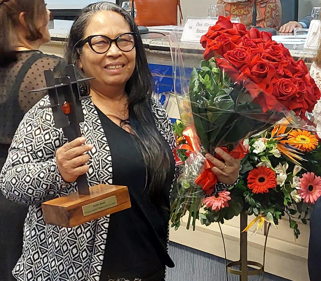 Sineia Wapichana recebe “Troféu  Romy - Mulheres do Ano”, edição 2023 da EMERJ