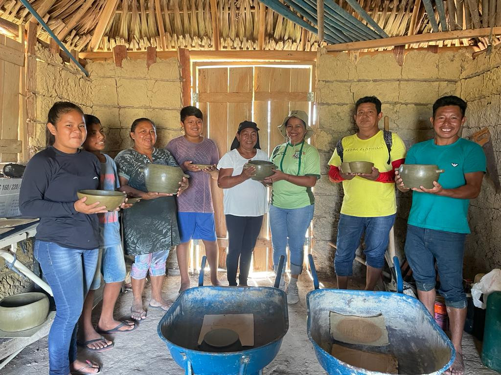 Estudantes indígenas da escola Inácio Mandulão no Amajari participam de aula prática de produção da panela de barro