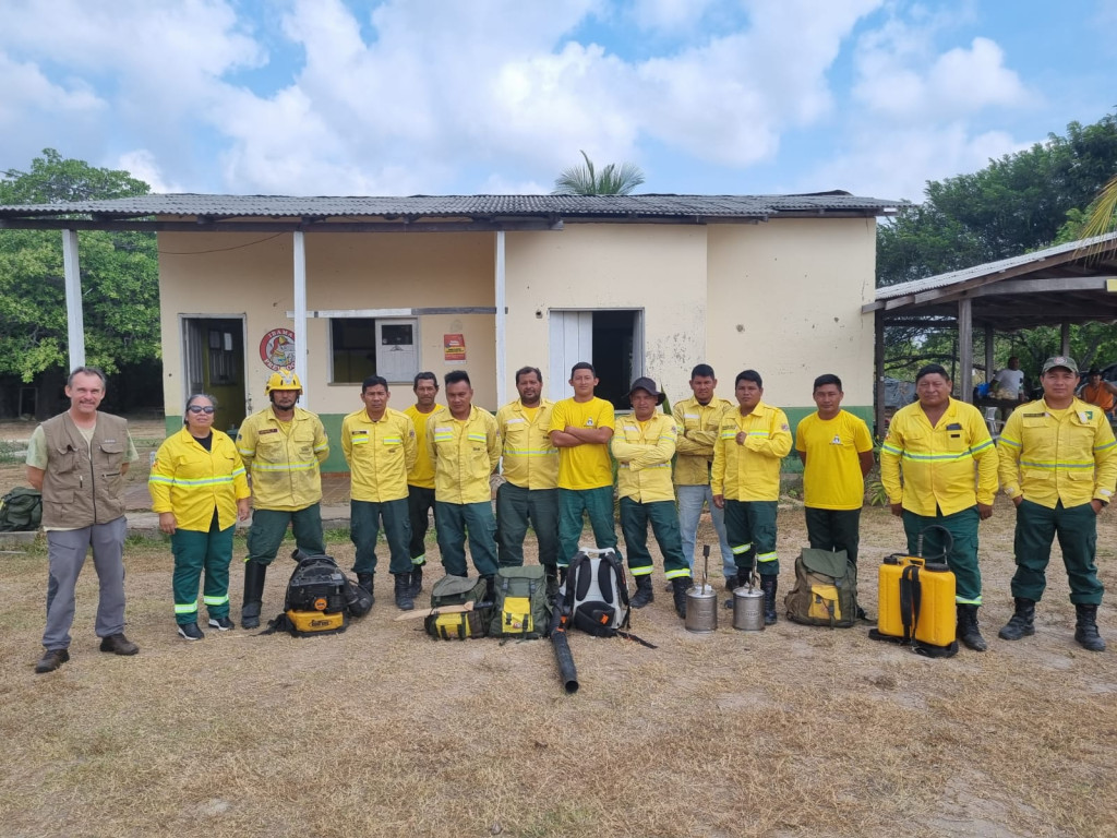 Brigadistas indígenas comunitarios promovem ação de combate ao incêndio nas comunidades