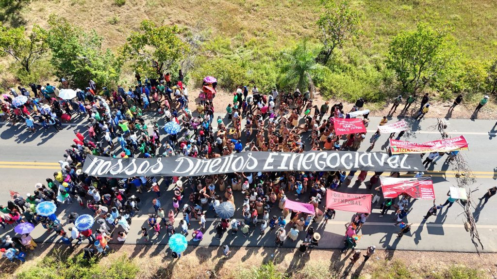 “VAMOS CONTINUAR FIRMES, NESTA BATALHA E ESPERANÇA. SEMPRE UNIDOS DEFENDENDO O NOSSO TERRITÓRIO”, AFIRMA O MOVIMENTO INDÍGENA DE RORAIMA, HÁ 15 DIAS, EM MOBILIZAÇÃO CONTRA À PEC 48