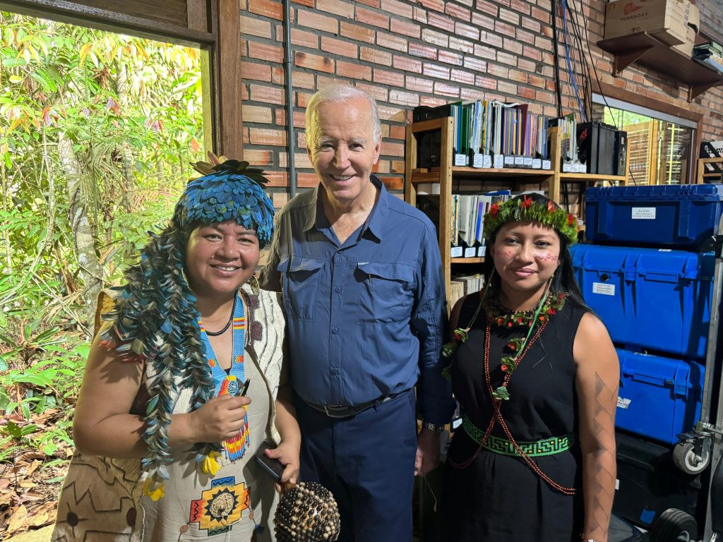 EM ENCONTRO COM O PRESIDENTE JOE BIDEN, TUXAUA KELLIANE WAPICHANA REFORÇA A IMPORTÂNCIA DA DEMARCAÇÃO PARA O ENFRENTAMENTO ÀS MUDANÇAS CLIMÁTICAS, APOIO DA USAID E DESTACA A LUTA DOS POVOS INDÍGENAS DE RORAIMA CONTRA O MARCO TEMPORAL