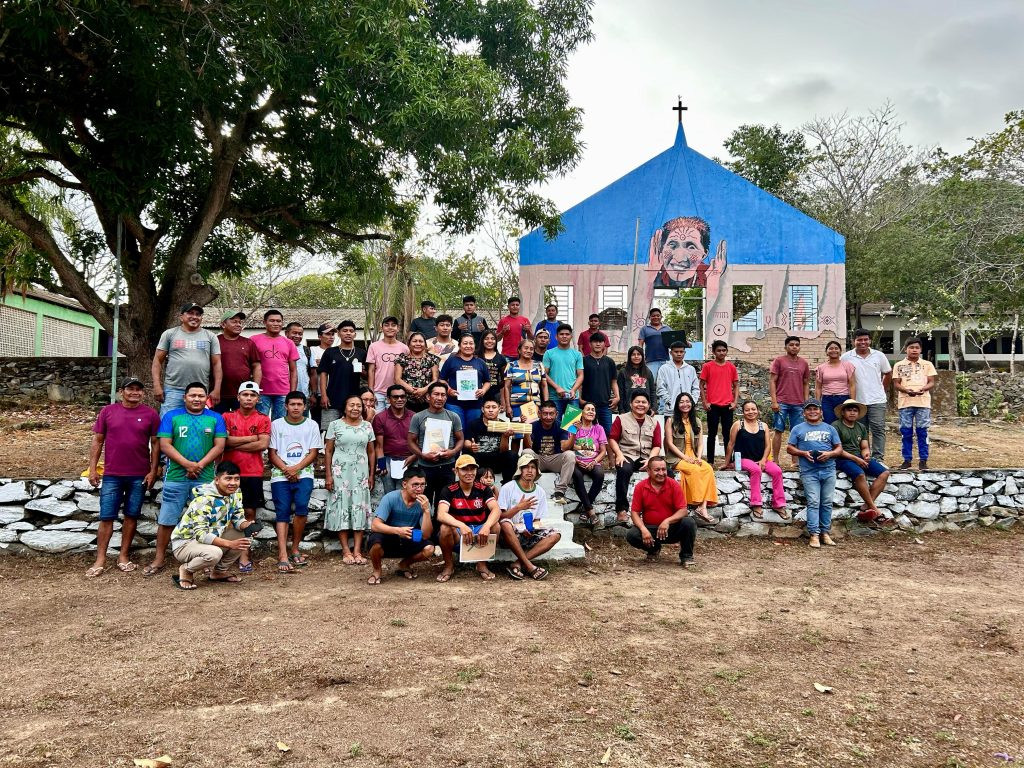 LIDERANÇAS INDÍGENAS DA REGIÃO SURUMU, TERRA INDÍGENA RAPOSA SERRA DO SOL, SE REUNIRAM ONTEM, 18 DE FEVEREIRO DE 2025, NO AUDITÓRIO DIONITO MACUXI, NO CENTRO INDÍGENA DE FORMAÇÃO E CULTURA RAPOSA SERRA DO SOL (CIFCRSS), PARA APROVAÇÃO DO REGIMENTO REGIONA