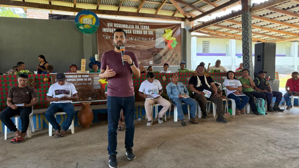 PROCURADOR DO MPF PARTICIPA DA VIII ASSEMBLEIA GERAL DA T.I RAPOSA SERRA DO SOL E RECEBE CARTA COM DENÚNCIAS DAS LIDERANÇAS SOBRE GARIMPO ILEGAL