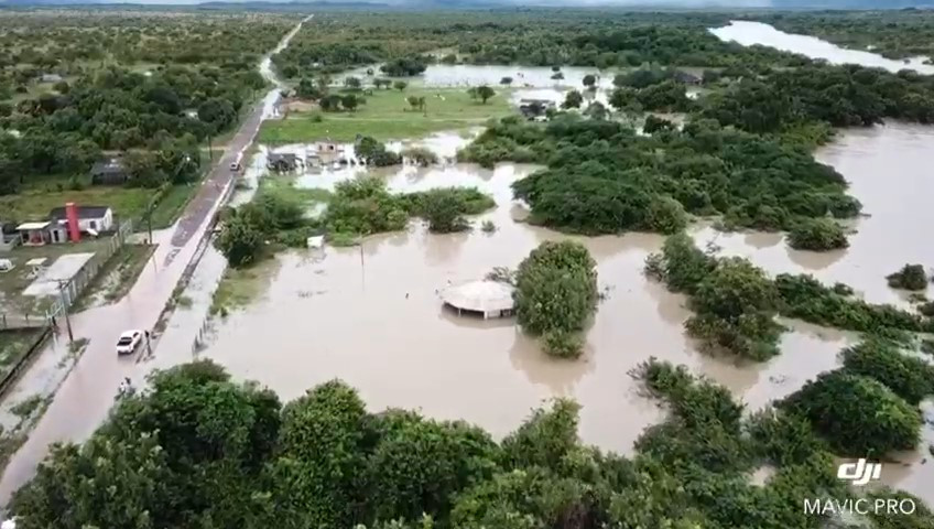Casas em Comunidade Indígena amanhecem ilhadas após fortes chuvas que fizeram o Rio Surumu transbordar