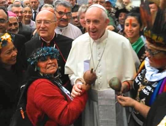 Ernestina Macuxi no encontro com o Papa