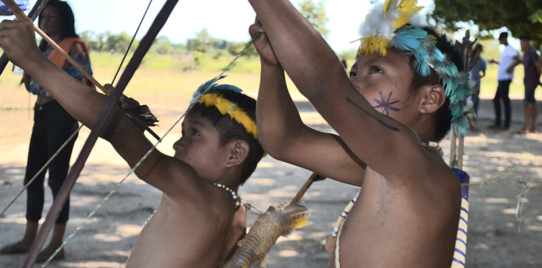Alunos que irão competir no arco e flecha