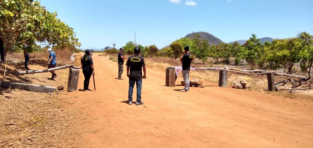 Barreira entre as comunidades Novo Paraíso e Tucumã, região Raposa.