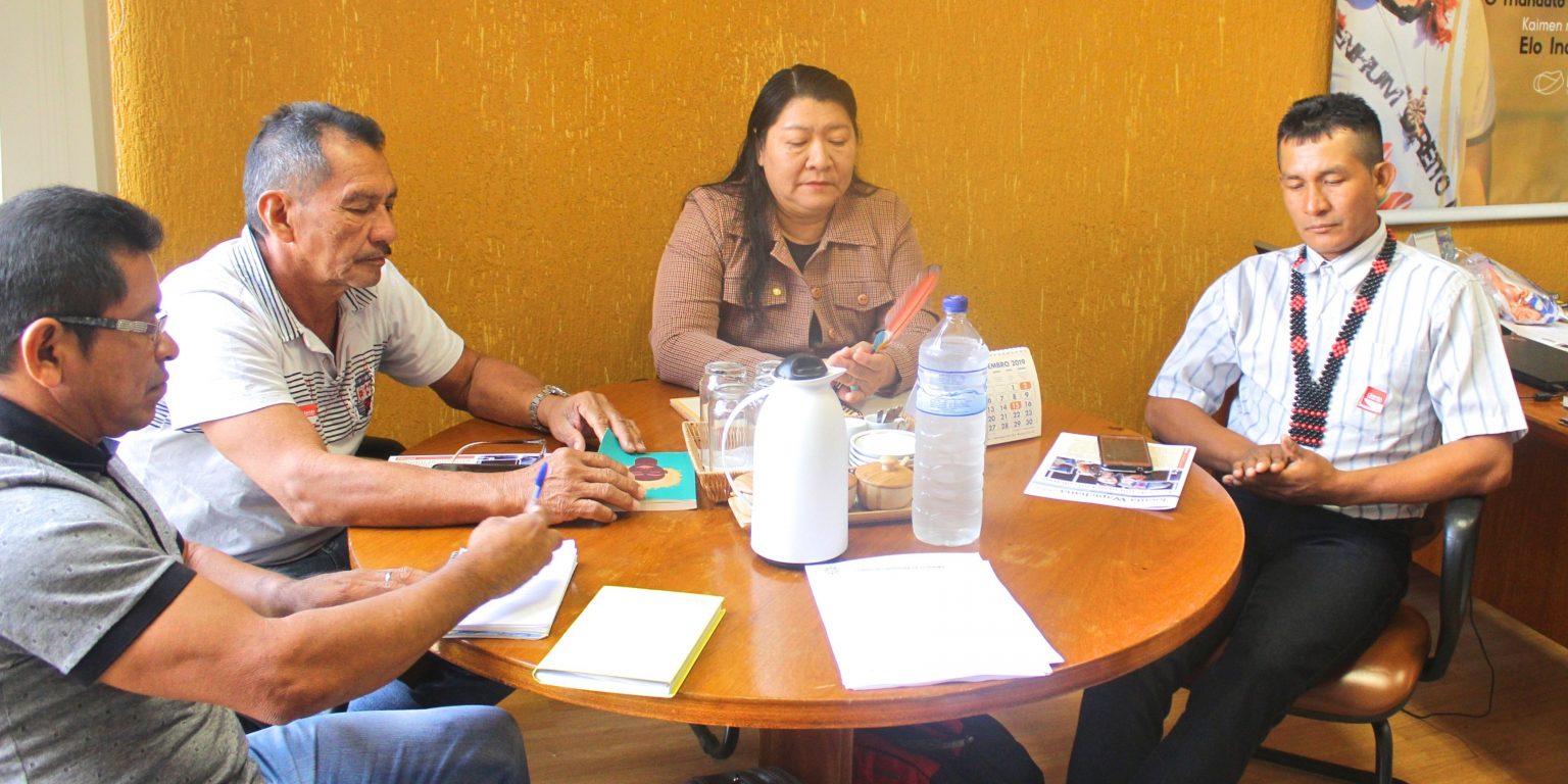 lideranças reunidas com a Deputada Joenia Wapichana no gabinete 231