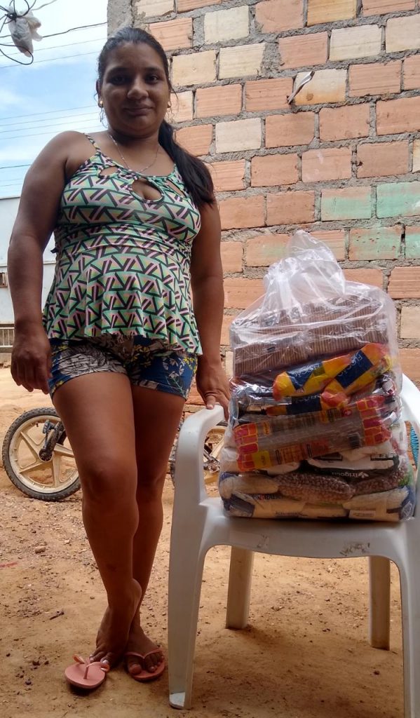 A dona de casa Lurdecimayra Alves, da etnia Macuxi, foi umas das 15 pessoas que recebeu as doações