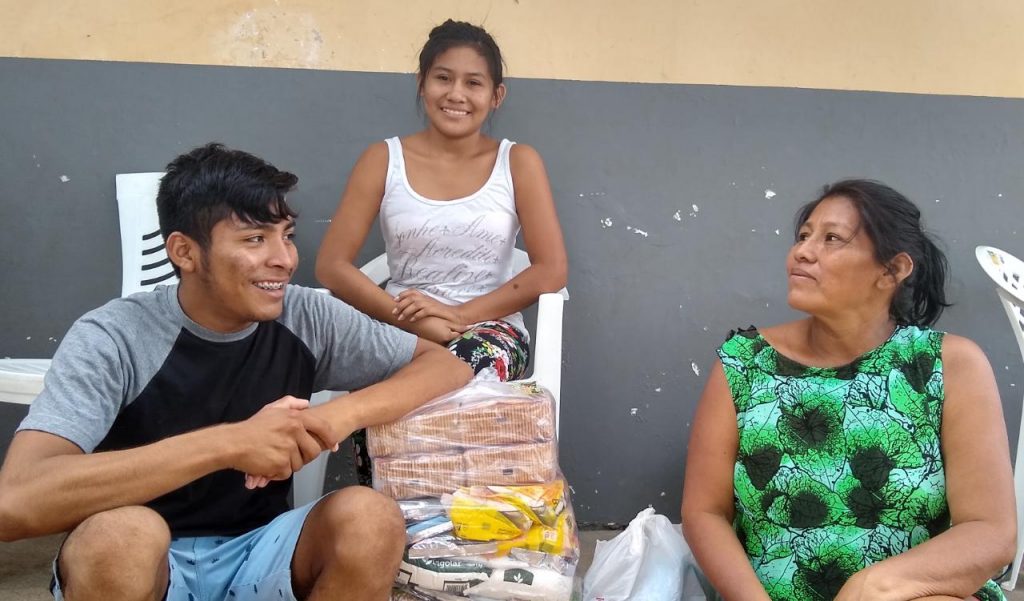 FA família da dona Irene da Silva Macuxi, também recebeu a cesta básica e o kit de higiene da campanha.