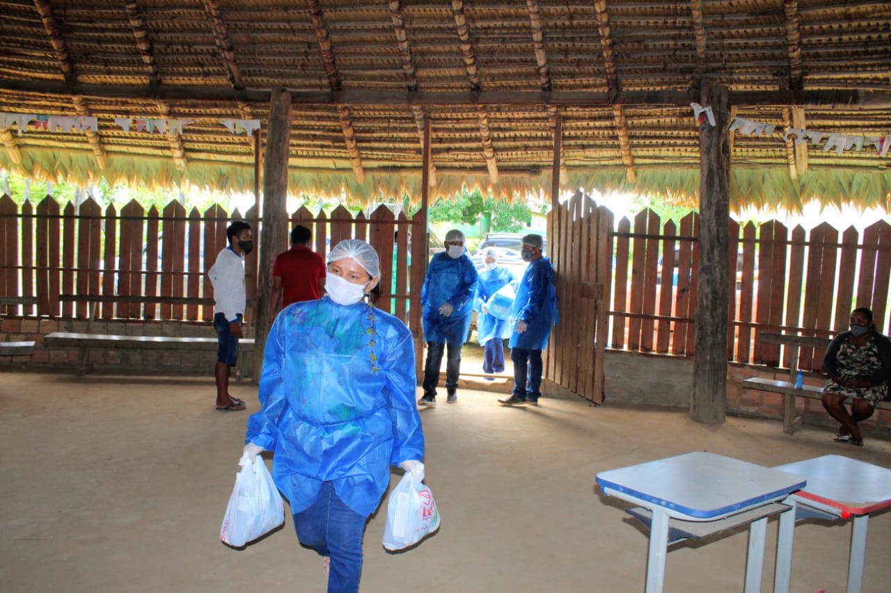 Secretária Maria Betânia, durante a entrega dos alimentos na comunidade Anauá.