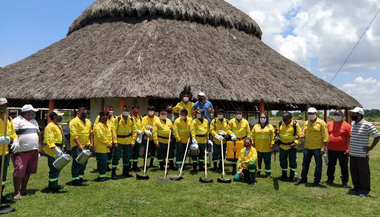 Brigadistas e lideranças com os equipamentosFOTO: Jéssica Maria