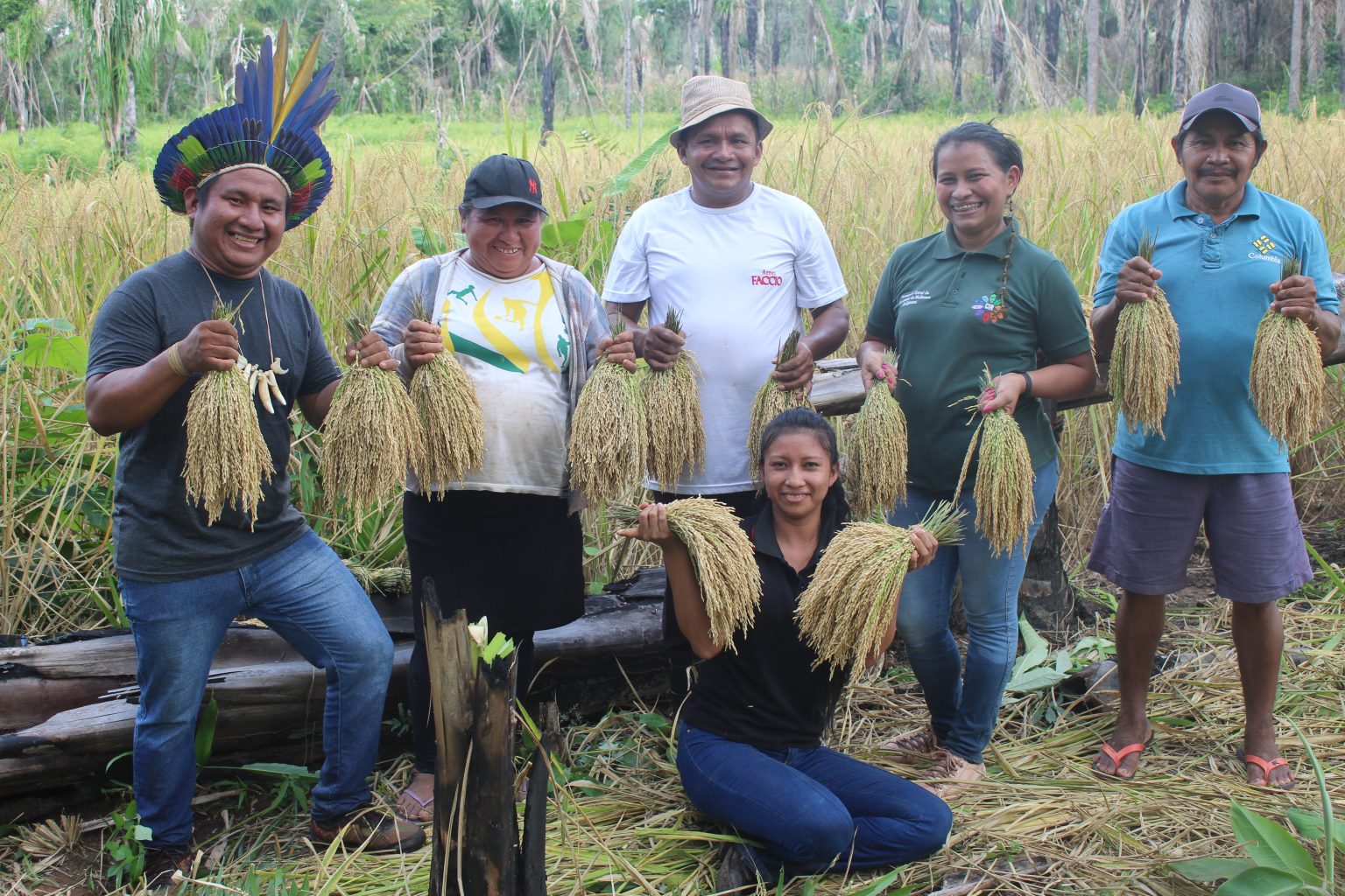 Coordenadores e Lideranças exibem arroz colhido na comunidade Boqueirão