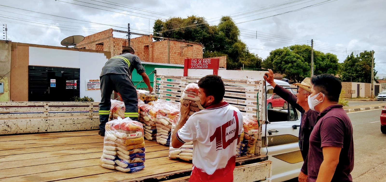 Lideranças transportam as cestas.