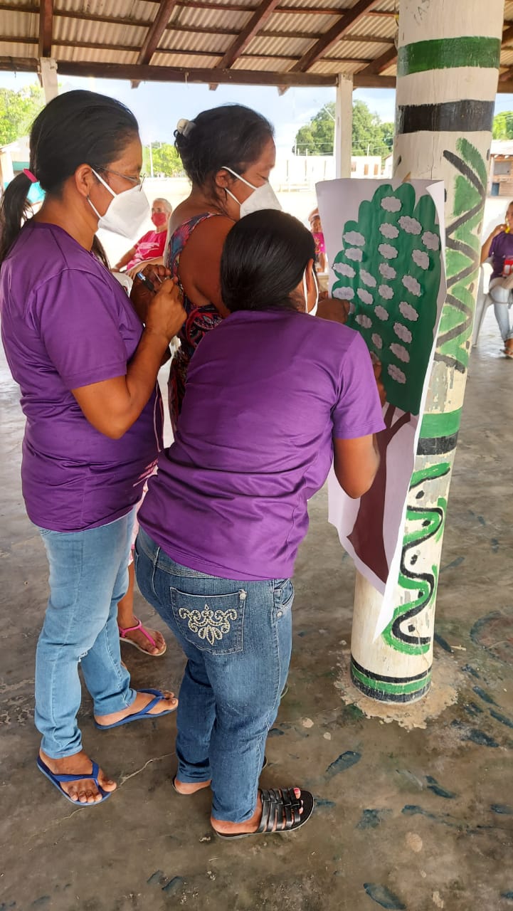As mulheres colocando na árvore dos sonhos, o que elas esperam do futuro depois da capacitação.