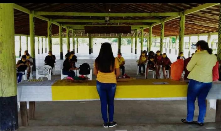 Psicóloga Iterniza na palestra sobre setembro amarelo (prevenção do suicídio), na comunidade Malacacheta