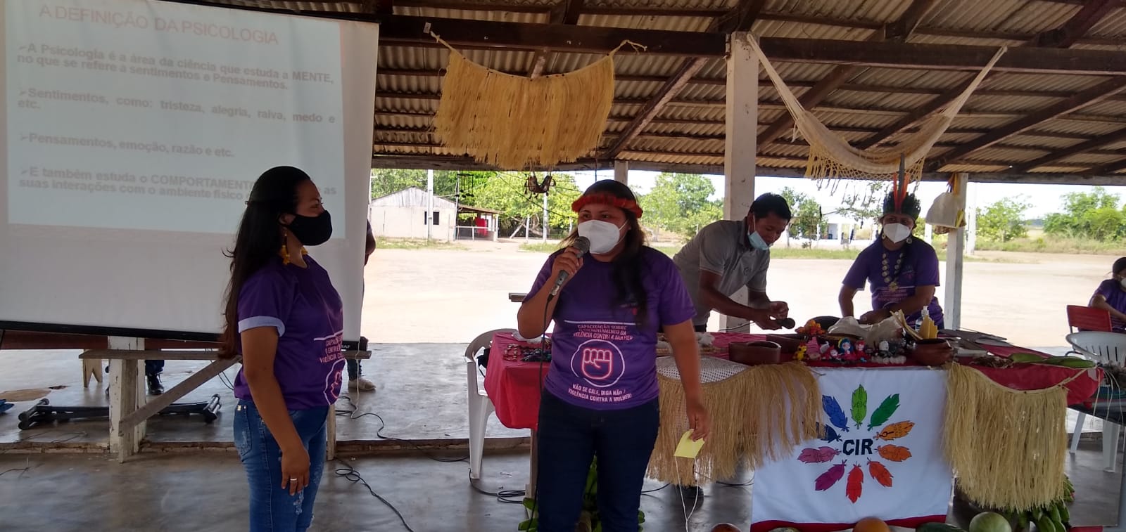 Psicóloga Iterniza Pereira e Valterlina de Souza, coordenadora regional das mulheres da região Alto Cauamé.