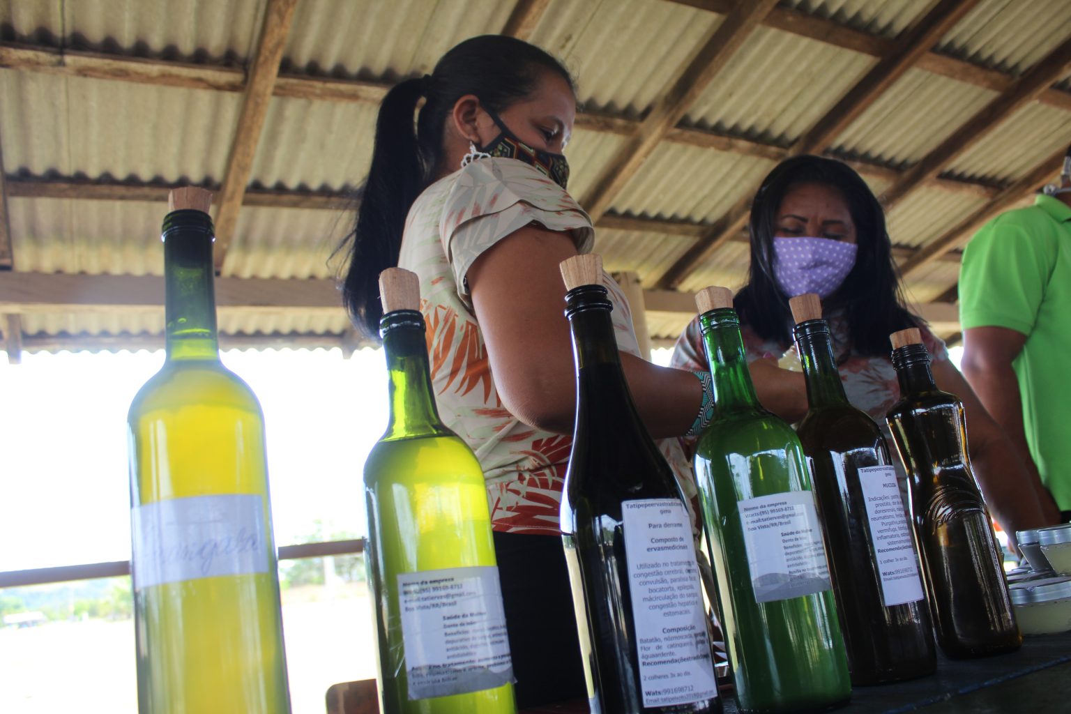Maria Betânia, fazendo compra de produtos regionais e artigos da medicina tradicional