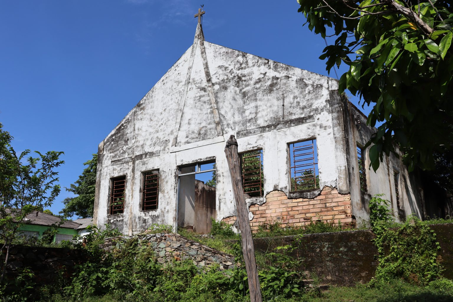 Igreja do CFIRSS foi destruída durante incêndio criminoso em 2005; local é símbolo da resistência e da luta dos povos indígenas pela Raposa Serra do Sol. (Foto: Emily Costa)