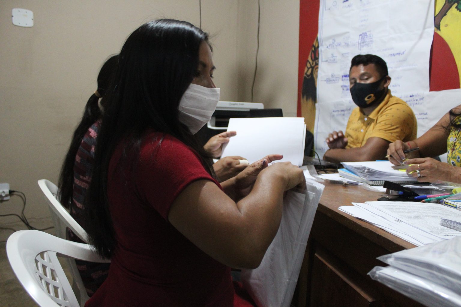 Aldenicia Cadete separa documentos para analise.