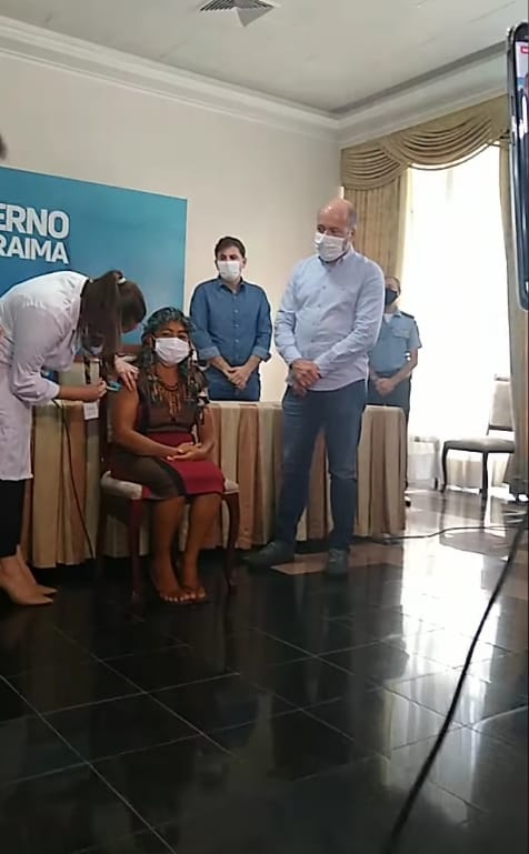 Momento da vacinação de dona Iolanda