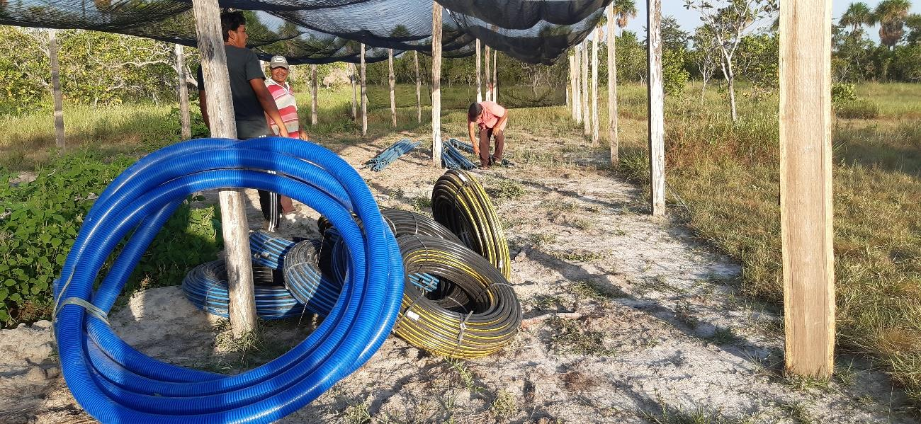 Canos para irrigação, comunidade Vida Nova
