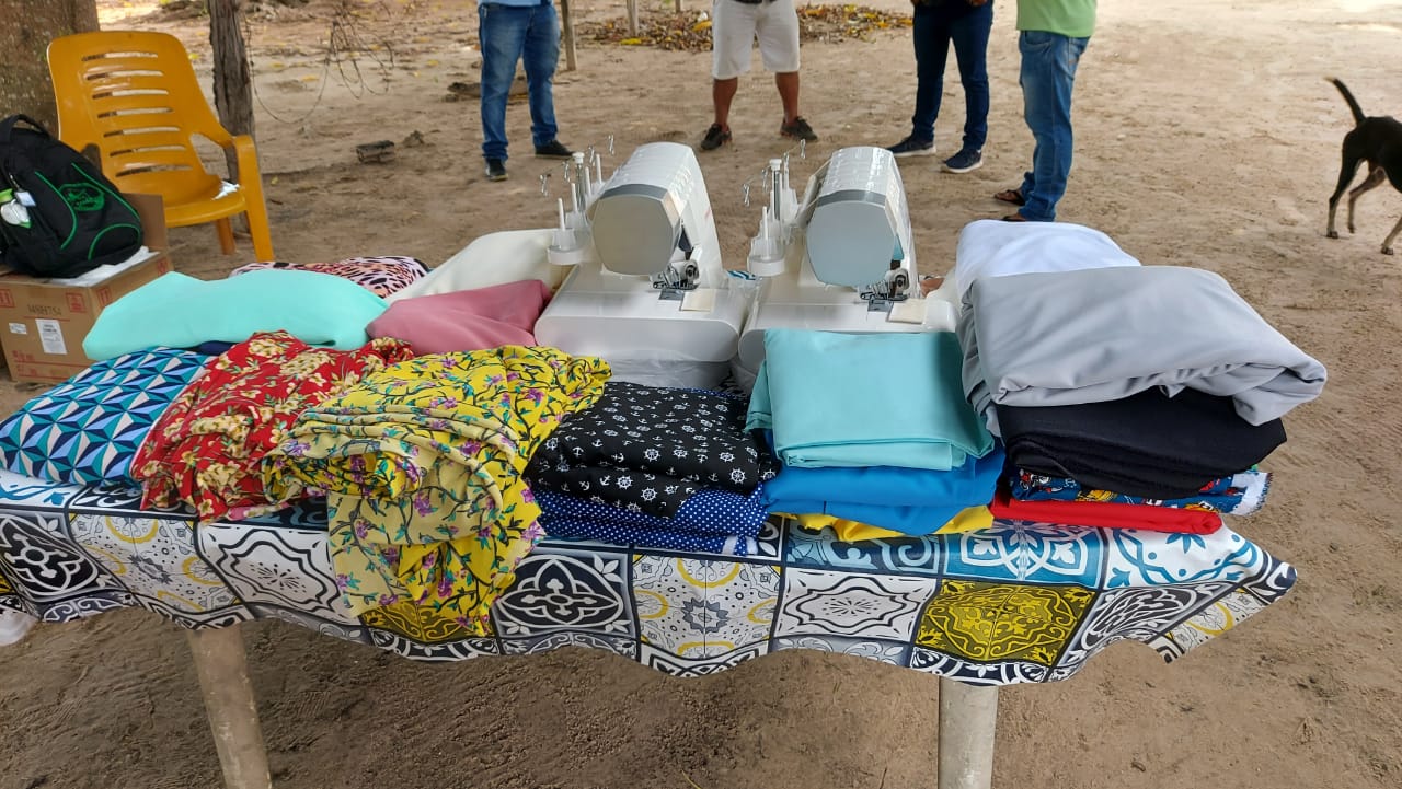 Maquinas de costura e tecidos do Kit