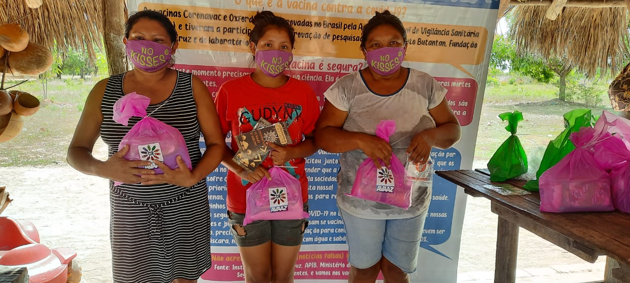 Mulheres recebem kits de higiene. Foto: Eliane wapichana/ rede Wakywai