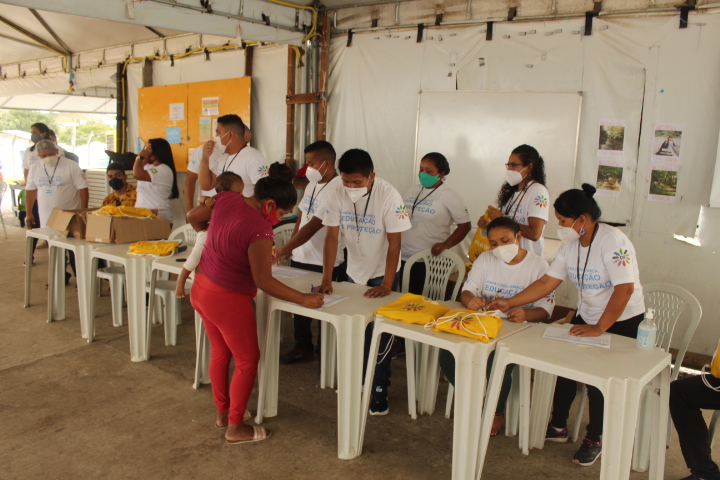 Equipe de profissionais, durante a entrega