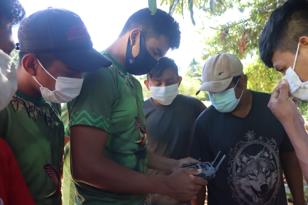 Alunos manuseando controle de drone foto: Erdineisson Silva de Souza, etnia: Macuxi.