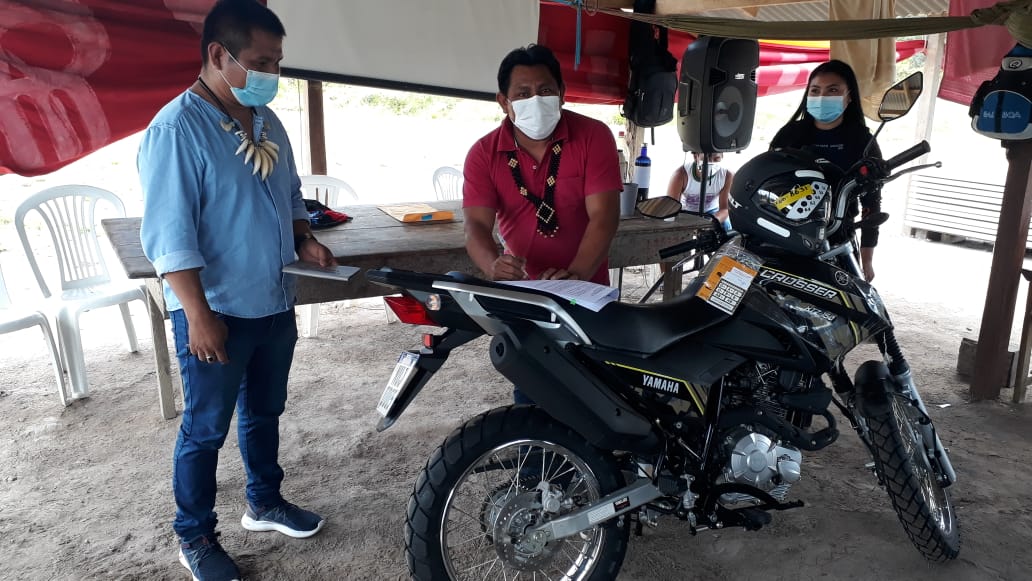 Vice-coordenador do CIR, Enock Taurepang, na entrega da motocicleta para as lideranças.