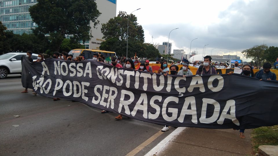 Lideranças com Faixas nas ruas de Brasília (Fotos: Samara Jucilene/ Rede Wakywai)