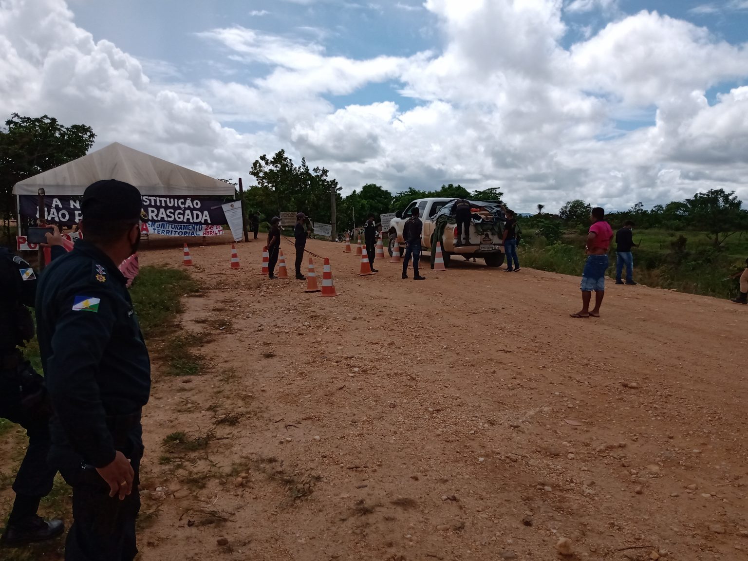 Polícia Militar acompanha de perto uma das vistorias a veículos