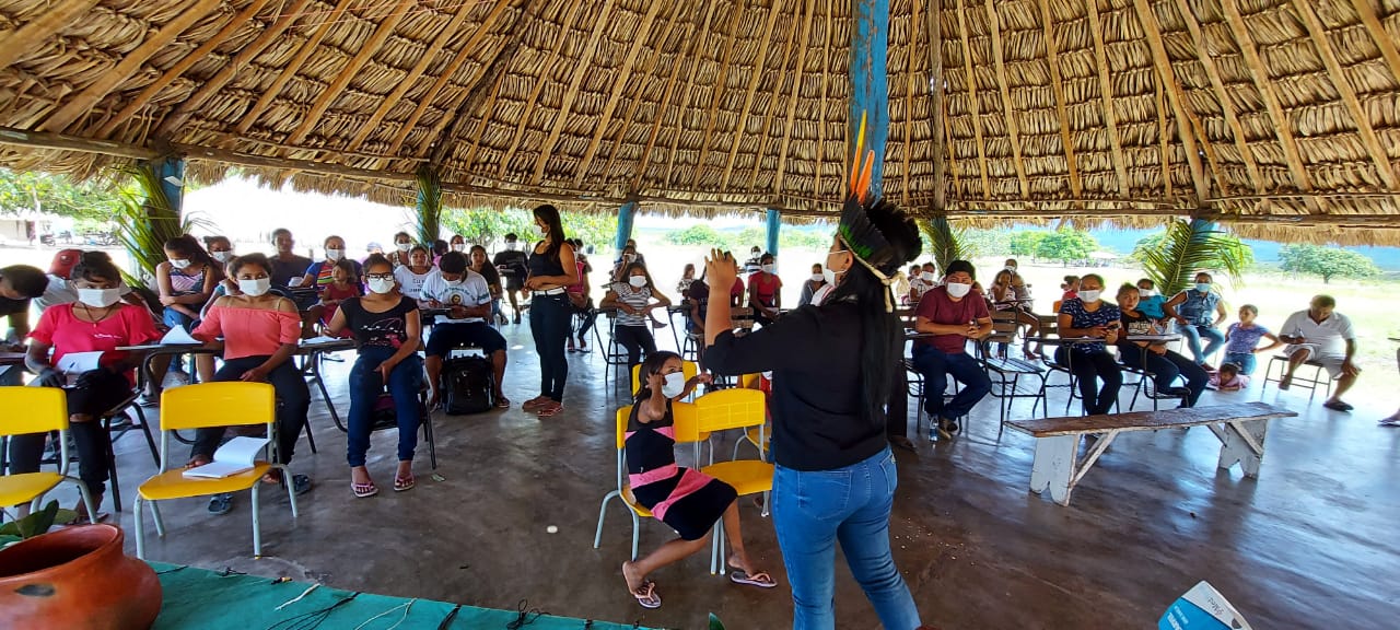 Maria Betânia, conversa com os presentes no seminário