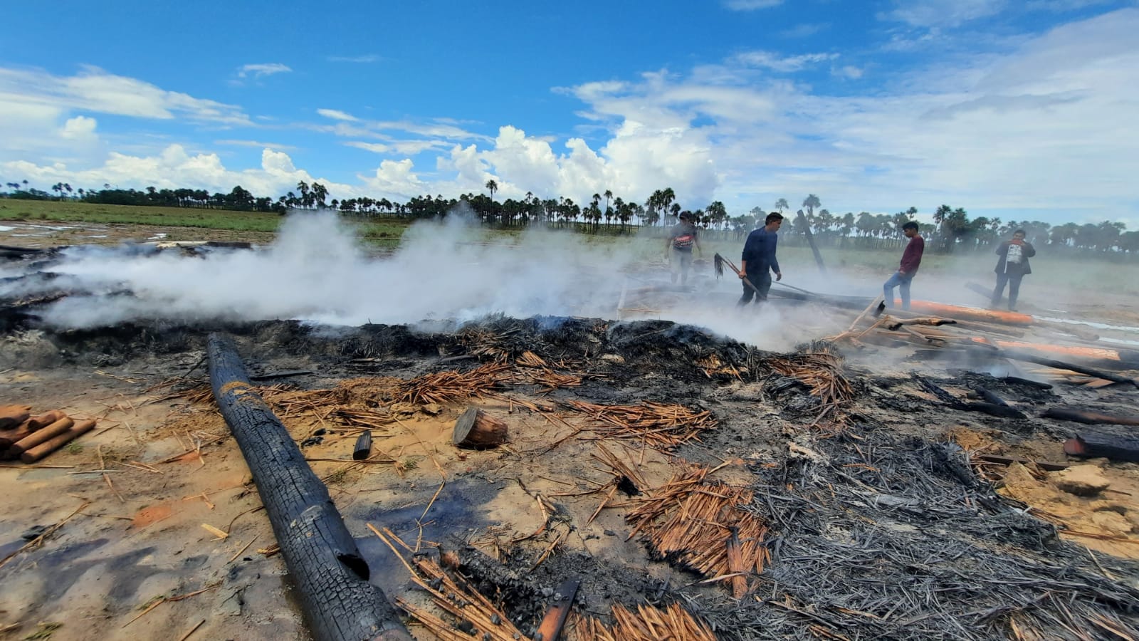 Todo um trabalho de meses feito pelos moradores e lideranças, resumido em fogo, fumaça e cinzas. Foto: Ascom CIR