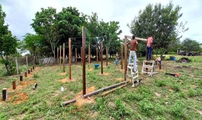 Construção de viveiro de mudas de plantas na comunida Mangueira. Foto: DGTA/CIR