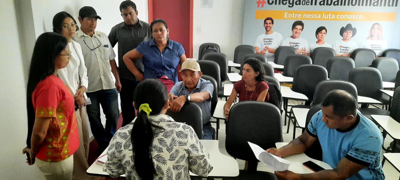 Lideranças reunidas dialogando sobre decisão final da audiência - ASCOM/CIR
