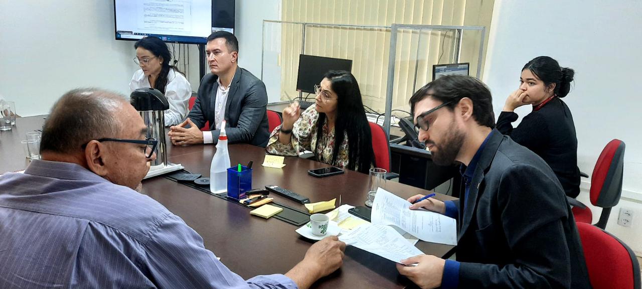 Procurador Pedro Henrique Godinho, lendo o documento que consta a relação das escolas da regiao Serra da Lua que precisam de reforma, revitalização e construção - ASCOM/CIR